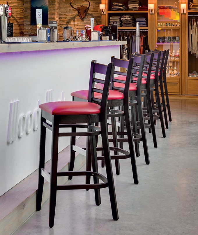 Tabouret de bar pivotant à piètement central lesté